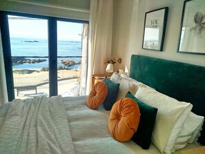 A bed with a view of the sea through a large window. - The Casa da Fonteseca Wake up facing the sea (Ribeira)