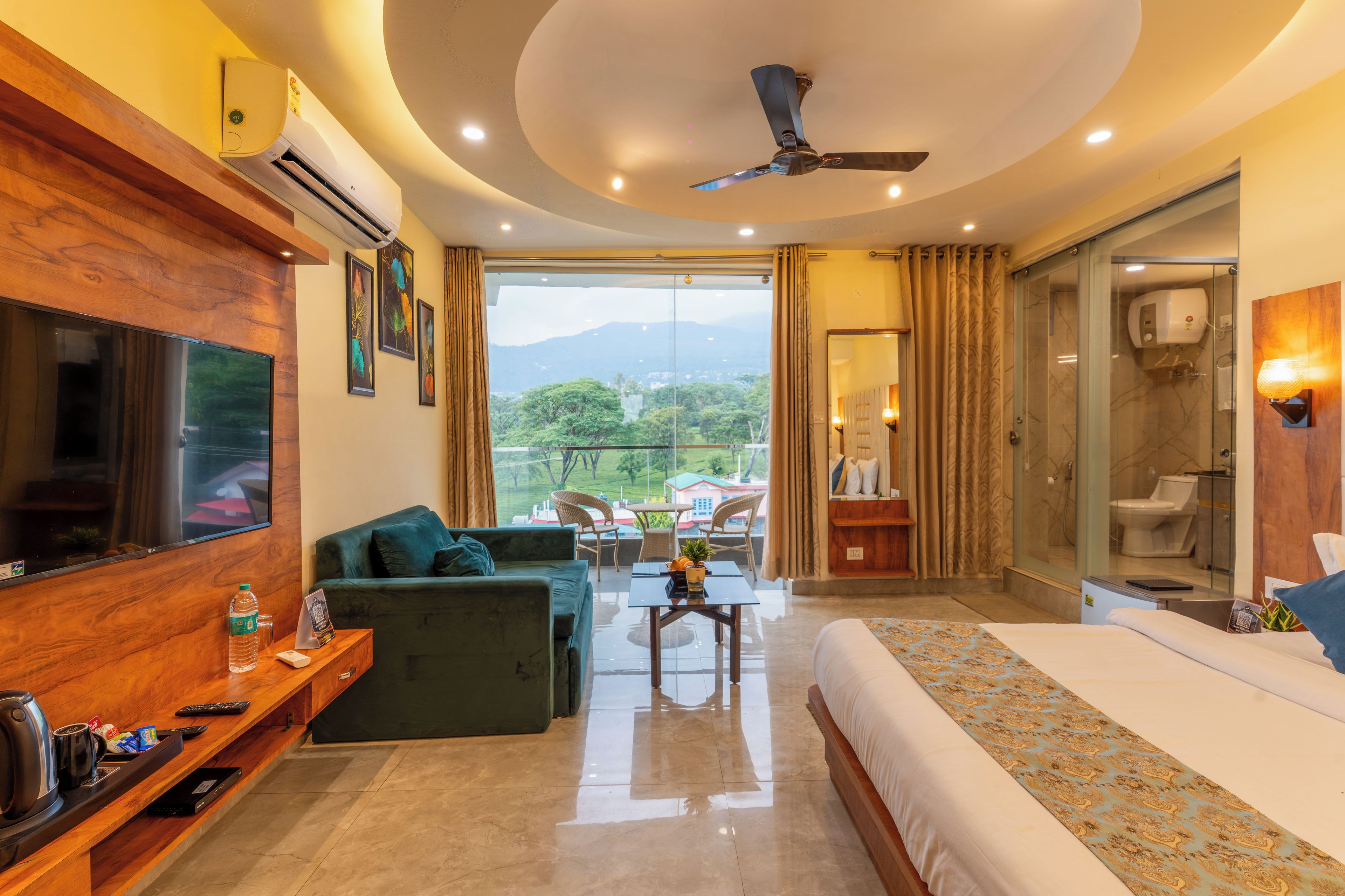 Premium Double Room, Balcony | Desk, soundproofing, iron/ironing board, WiFi (free)