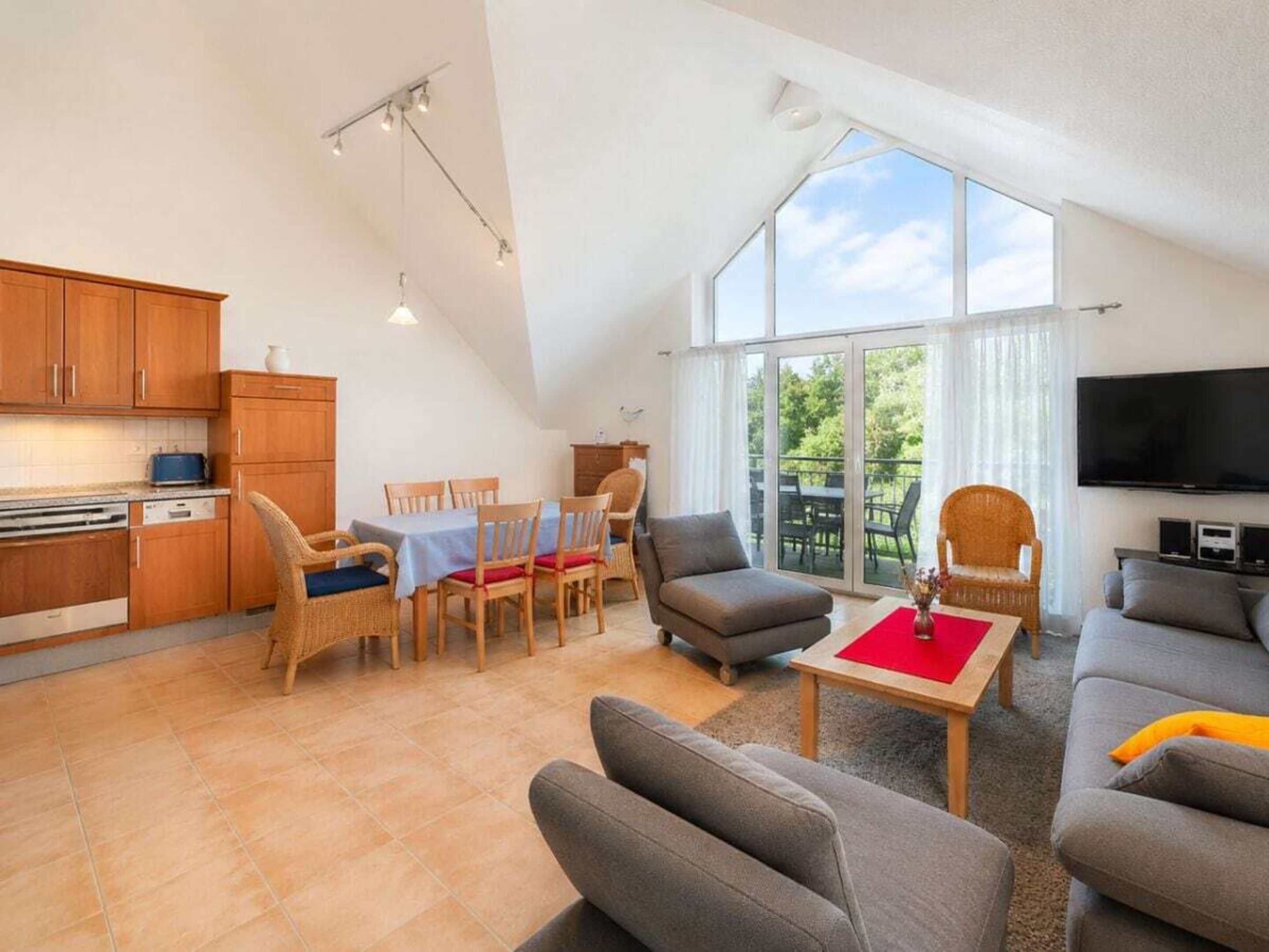 Un espacio habitable moderno con comedor, cocina y zona de estar.