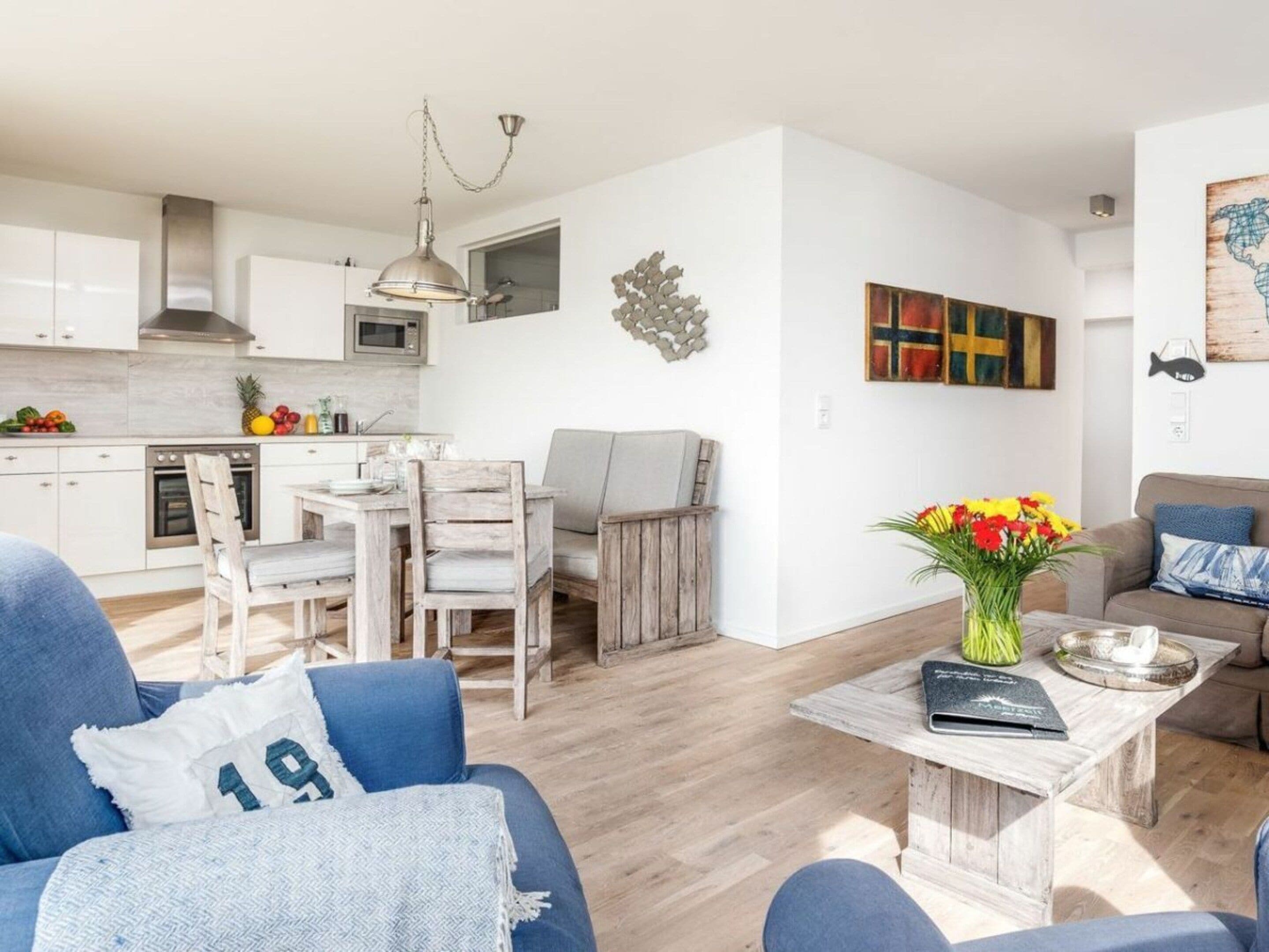 Una sala moderna con un sofá, una mesa de centro y un comedor con sillas y una mesa.