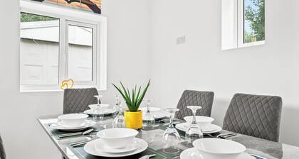 Spacious 5 Bedrooms 2.5 Bathrooms | 8 Beds | WiFi | Driveway | Atherton M46