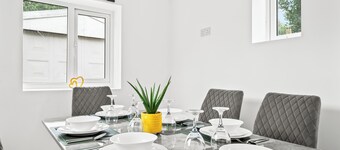 Spacious 5 Bedrooms 2.5 Bathrooms | 8 Beds | WiFi | Driveway | Atherton M46