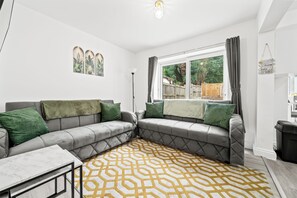 A modern living room with a grey sectional sofa, a marble coffee table, and a patterned rug. - Spacious 5 Bedrooms 2.5 Bathrooms | 8 Beds | WiFi | Driveway | Atherton M46 (Atherton)