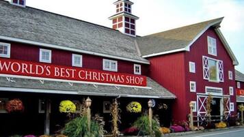 A red building with a sign that reads 'WORLD'S BEST CHRISTMAS SHOP.'