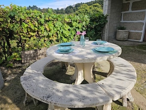 Outdoor dining - Holiday Home with Beautiful Views near Gerês Park, Private Terrace, Wi-Fi & Air Conditioning (Lindoso)