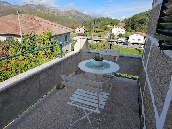 Outdoor dining - Holiday Home with Beautiful Views near Gerês Park, Private Terrace, Wi-Fi & Air Conditioning (Lindoso)