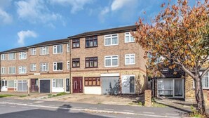 Unclassified image, 3 of 22, button - Modern 4-Bed Townhouse in Romford • Sleeps 12 • Parking & Fast Wi-Fi (Romford)