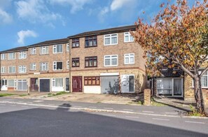 Exterior - Modern 4-Bed Townhouse in Romford • Sleeps 12 • Parking & Fast Wi-Fi (Romford)