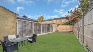 Unclassified image, 2 of 22, button - Modern 4-Bed Townhouse in Romford • Sleeps 12 • Parking & Fast Wi-Fi (Romford)