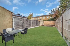 Outdoor dining - Modern 4-Bed Townhouse in Romford • Sleeps 12 • Parking & Fast Wi-Fi (Romford)
