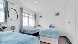Unclassified image, 4 of 22, button - Modern 4-Bed Townhouse in Romford • Sleeps 12 • Parking & Fast Wi-Fi (Romford)