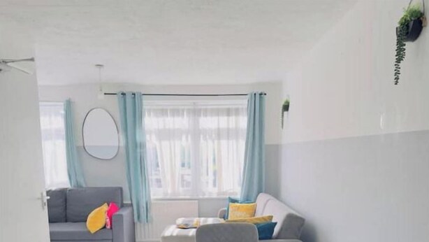 Unclassified image, 1 of 22, button - Modern 4-Bed Townhouse in Romford • Sleeps 12 • Parking & Fast Wi-Fi (Romford)