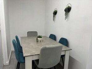 Dining - Modern 4-Bed Townhouse in Romford • Sleeps 12 • Parking & Fast Wi-Fi (Romford)