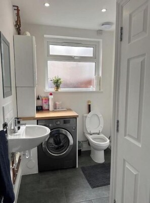 Bathroom - Stylish Rainham Home • Sleeps 8 • Free Parking • Near London & Essex (Rainham)