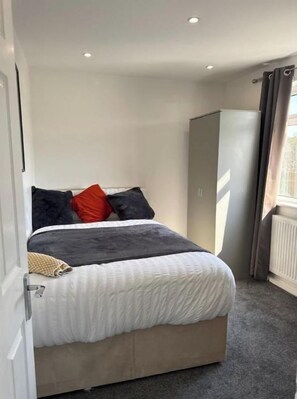 Room - Stylish Rainham Home • Sleeps 8 • Free Parking • Near London & Essex (Rainham)