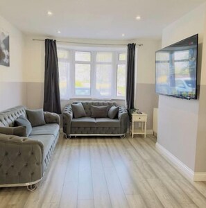 Living area - Stylish Rainham Home • Sleeps 8 • Free Parking • Near London & Essex (Rainham)