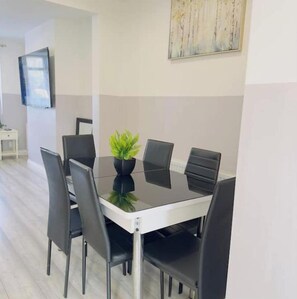 Dining - Stylish Rainham Home • Sleeps 8 • Free Parking • Near London & Essex (Rainham)