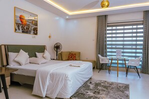 Room - Premium studio bed & breakfast in serene Abuja with starlink internet (Abuja)