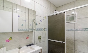 Bathroom - House With BBQ Grill 850m From the Beach Gkr0407 (Penha)