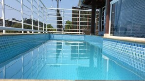 Hồ bơi ngoài trời