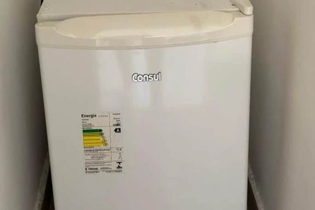 Un contenedor blanco con la palabra 'Consul' y una etiqueta de eficiencia energética.