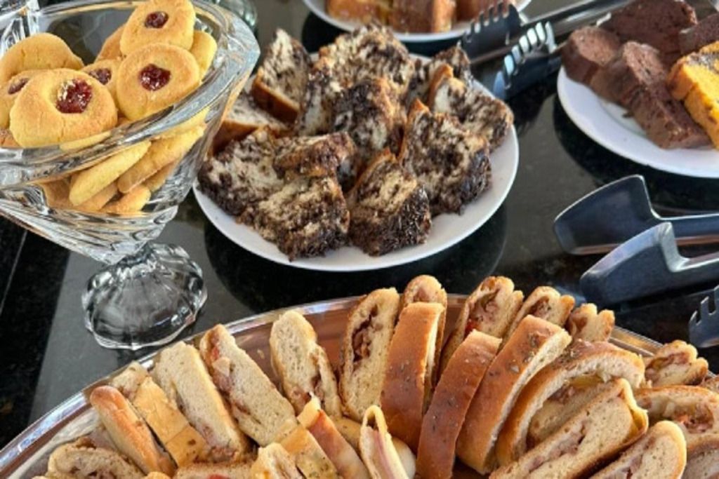 Una variedad de productos horneados en una mesa, incluyendo panes y pasteles.