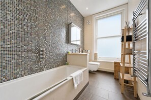Bathroom - Bright, Cosy & Stylish Hampstead Stay - Pass the Keys (London)