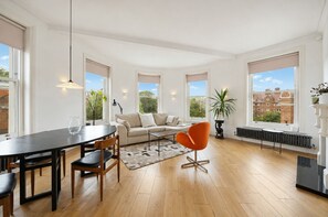 Living area - Bright, Cosy & Stylish Hampstead Stay - Pass the Keys (London)