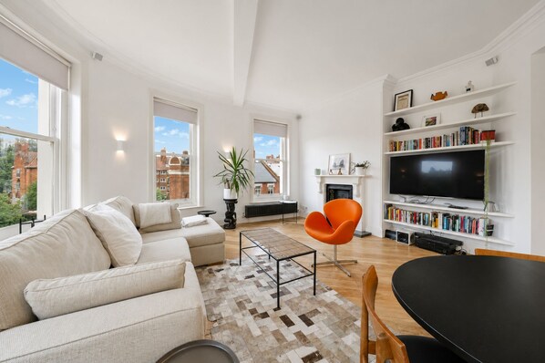 Living area - Bright, Cosy & Stylish Hampstead Stay - Pass the Keys (London)