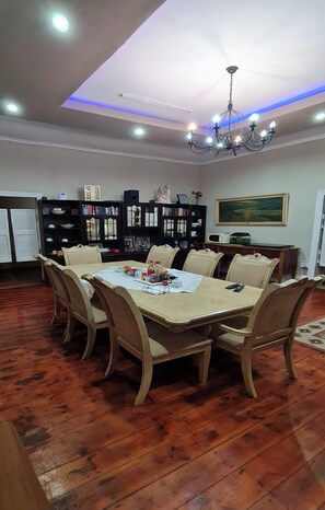 Room, 1 Bedroom, Hot Tub | Ruang makan