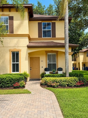 Exterior - Spacious Modern Resort Townhome Sleeps 10 with Pools, Lazy River and Near Disney (Davenport)
