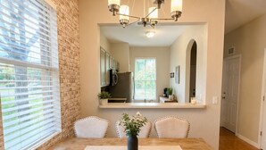Dining - Spacious Modern Resort Townhome Sleeps 10 with Pools, Lazy River and Near Disney (Davenport)