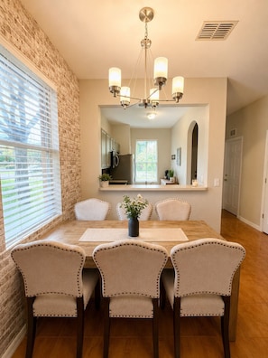 Dining - Spacious Modern Resort Townhome Sleeps 10 with Pools, Lazy River and Near Disney (Davenport)