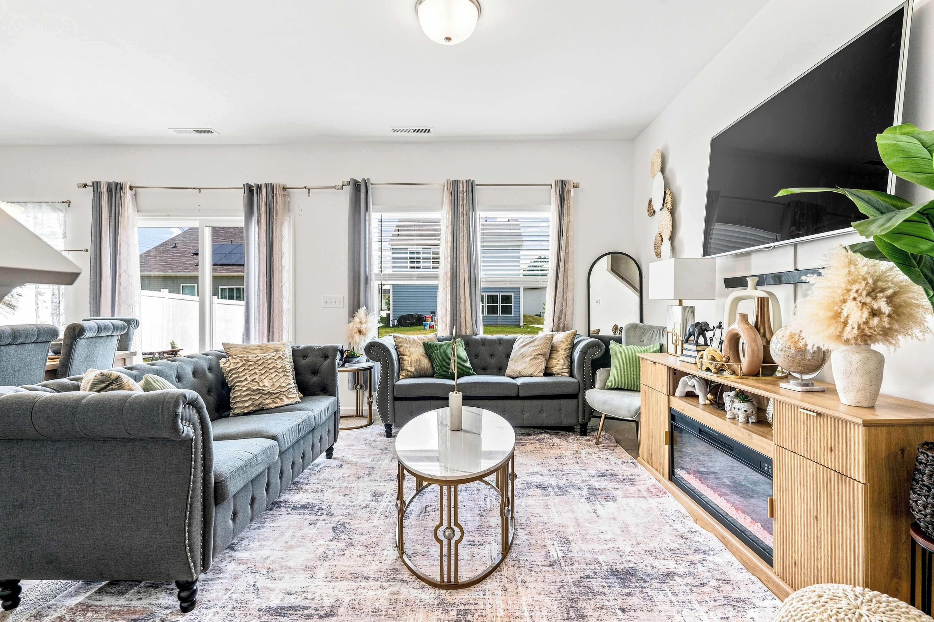 Un salon comprenant un canapé, une table basse et un téléviseur.