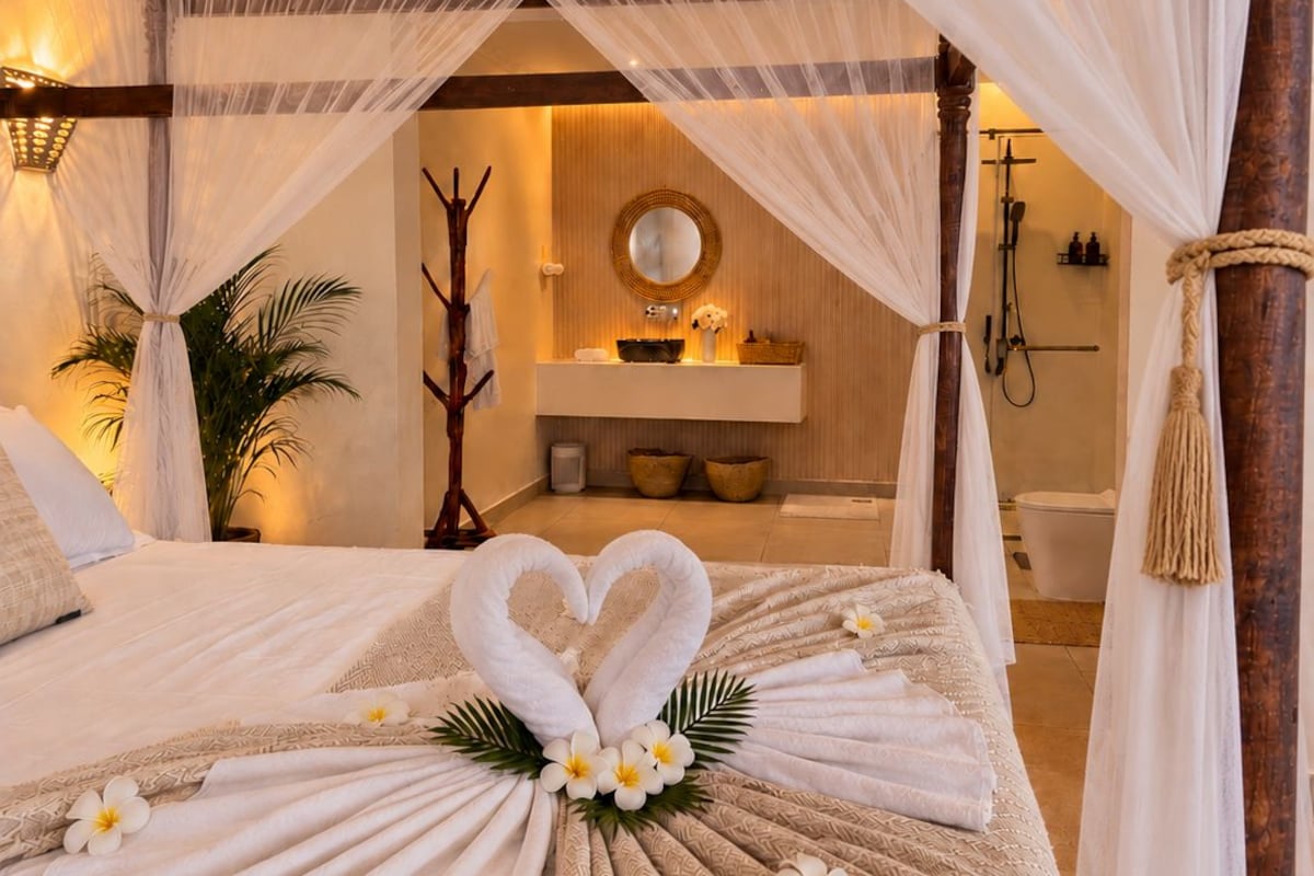 Deluxe Villa, Patio, Pool View | WiFi (free), bed sheets