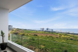 A balcony with a view of a cityscape and the ocean. - Ocean Vistas | Modern 2BR York | Aircon (Umhlanga)