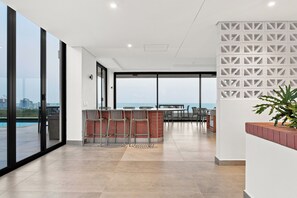 Uma área moderna de refeições ao ar livre com vista para o horizonte da cidade.