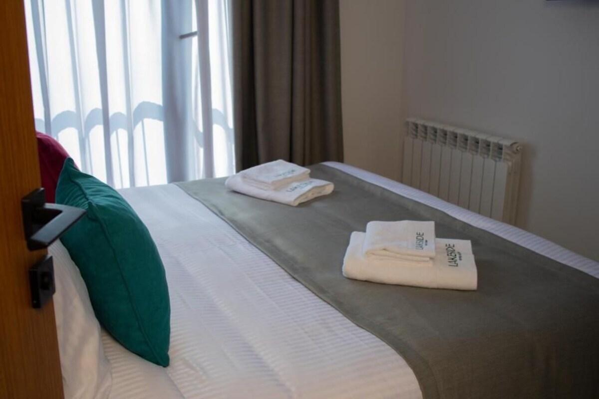 Quarto duplo luxo, sacada, vista para o pátio | Cofres nos quartos, Wi-Fi de cortesia