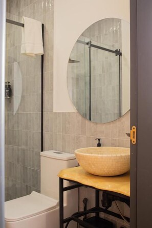 Quarto casal standard, sacada, vista para o pátio | Banheiro
