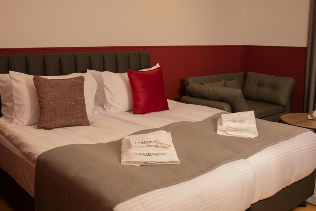 Quarto casal standard, sacada, vista para o pátio | Cofres nos quartos, Wi-Fi de cortesia