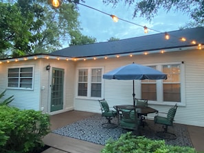 Outdoor dining - Tropical 1920s Bungalow with Saltwater Pool (Tampa)