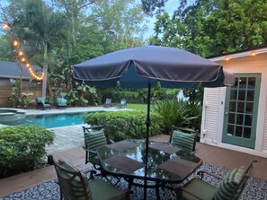 Outdoor dining - Tropical 1920s Bungalow with Saltwater Pool (Tampa)