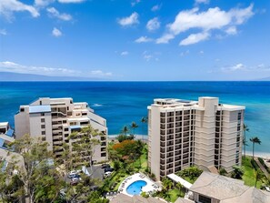Un hôtel de grande hauteur doté d’une piscine et offrant une vue sur l’océan.