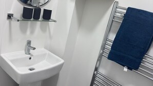 Bathroom - Exquisite Four Double Bedroom House/Free Parking (Nottingham)