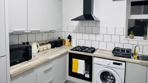 Private kitchen - Exquisite Four Double Bedroom House/Free Parking (Nottingham)
