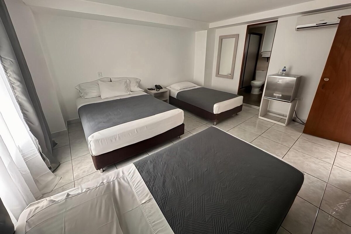 Standard-Vierbettzimmer | Schreibtisch, kostenloses WLAN
