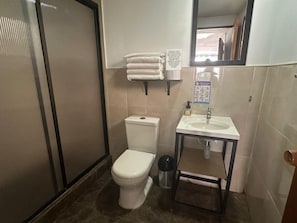 Standard-Vierbettzimmer | Badezimmer