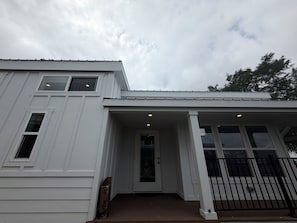 Un bâtiment à deux étages, doté d’une entrée abritée et d’une porte bien visible.