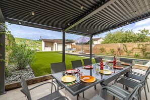Outdoor dining - L'Ostal Périgourdin - piscine privée (Périgueux)