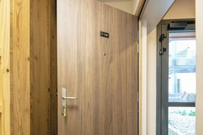 A wooden door with a metal handle and a sign indicating room number 16. - travelski home premium - Résidence La Mariande - 2 Pièces cabine 4 personnes N°1.6 (Les Deux Alpes)